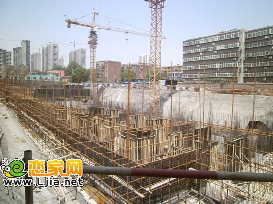 2號(hào)樓和商住樓正在做負(fù)二層