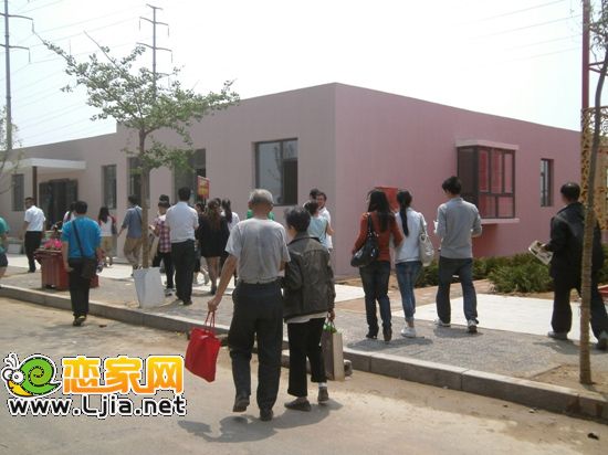 網(wǎng)友們參觀圣水湖畔樣板間