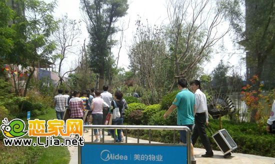 網友們參觀樣板房