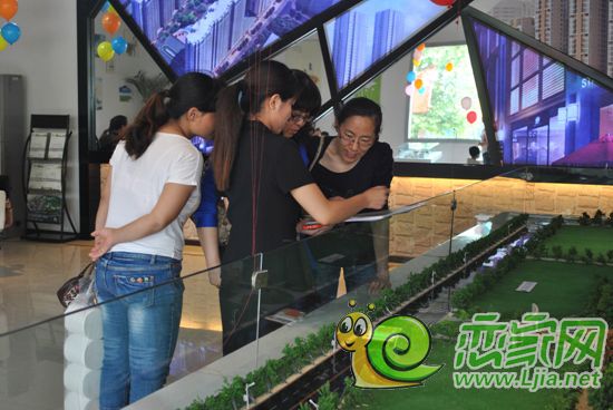 認真聽置業(yè)顧問介紹戶型的準業(yè)主們