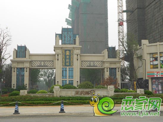 美的城小區(qū)大門