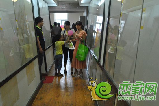 參觀建材的網(wǎng)友