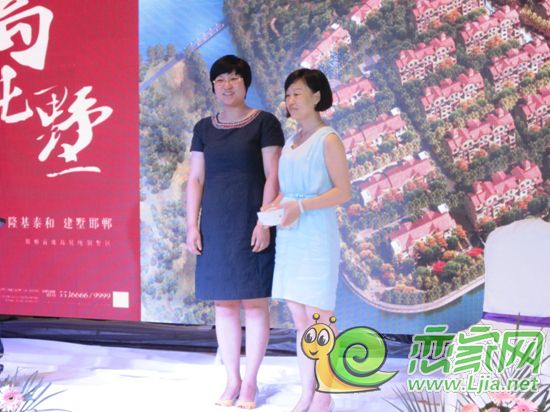 隆基泰和集團(tuán)營(yíng)銷項(xiàng)目管理中心總監(jiān)兼計(jì)劃經(jīng)營(yíng)部總監(jiān)李蕊為客戶抽出一等獎(jiǎng)蘋果手機(jī)一部