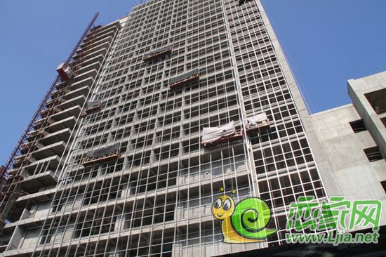 天悅名苑寫字樓正在安裝玻璃幕墻