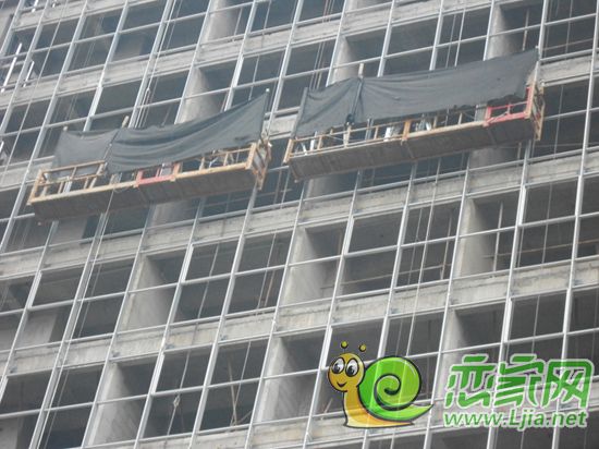 天悅名苑寫字樓正在安裝玻璃幕墻