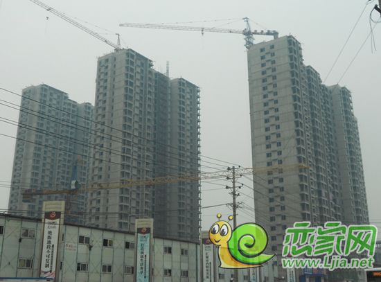天悅名苑住宅正在按窗戶