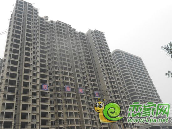 天悅名苑住宅正在按窗戶