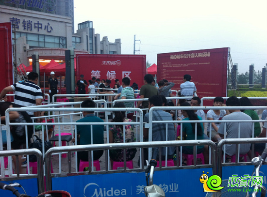 圖為8月14日車位開盤（凌晨5點(diǎn)）現(xiàn)場情況