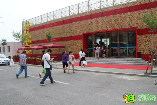進(jìn)入宏達(dá)圣水湖畔營銷中心內(nèi)
