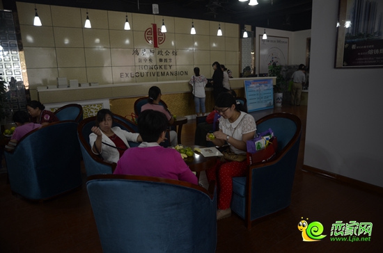 鴻基行政公館進(jìn)內(nèi)品嘗水果以及正在訂房的網(wǎng)友