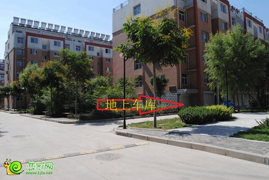 小區(qū)車庫及小區(qū)一角