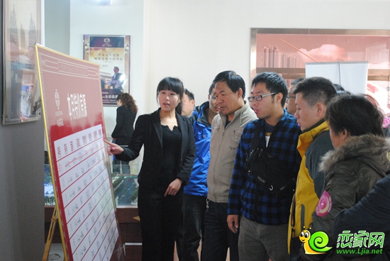 購房者在鴻基行政公館了解特價房源