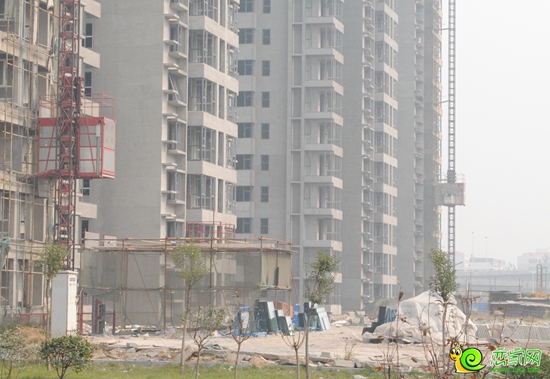 頤景藍(lán)灣玻璃已運(yùn)入工地