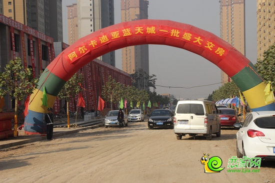 浴新南大街醒目的拱門