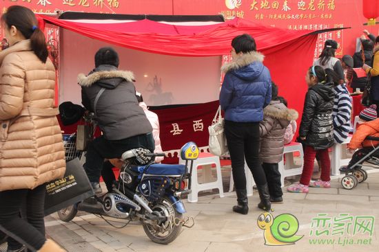 觀眾圍觀皮影戲表演