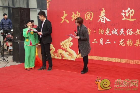 秧歌隊(duì)表演者參與回答