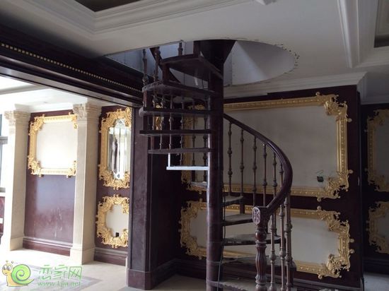 8#樓躍層樣板間正在緊張施工中