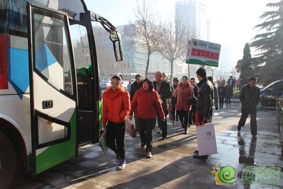 網(wǎng)友從友誼時(shí)代廣場(chǎng)等車開(kāi)始今天的看房之旅