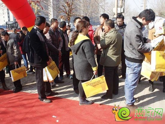 新老業(yè)主們正在攀談優(yōu)惠活動(dòng)