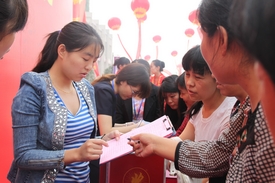 售樓員為來訪人員詳細(xì)介紹