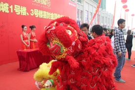 舞獅人員入場(chǎng)