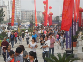 人們走向售樓中心