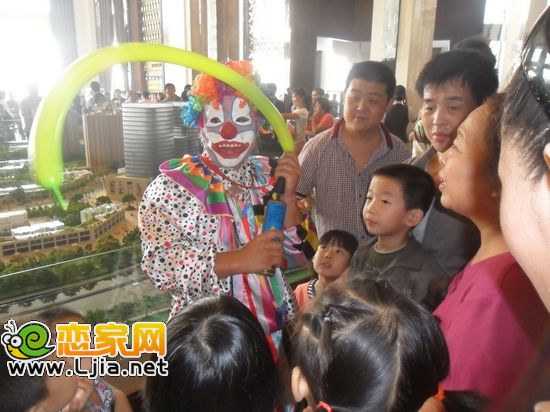 精心為小朋友編制氣球