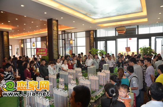 網(wǎng)友們正在專心地聽沙盤講解