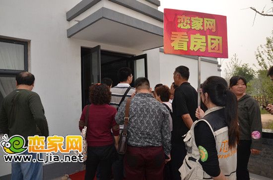 大家正在排隊等待進入樣板間