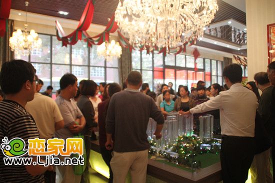 仔細(xì)聽(tīng)樓盤介紹