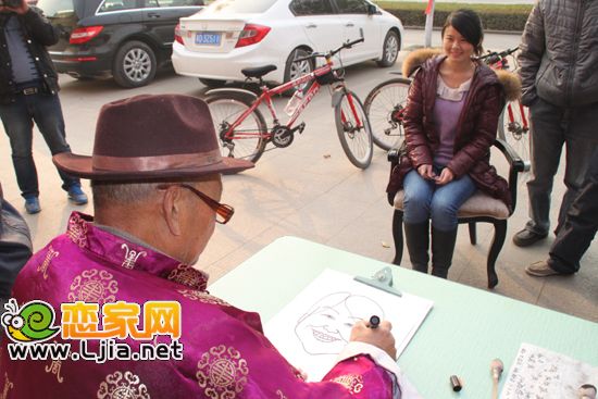 肖像藝人正在為現(xiàn)場(chǎng)嘉賓畫像