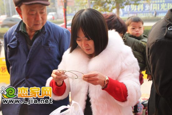 現(xiàn)場(chǎng)觀眾正在仔細(xì)的學(xué)習(xí)魔術(shù)技巧