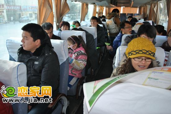 出發(fā)前網(wǎng)友在認(rèn)真看戀家網(wǎng)提供的邯鄲樓市圖