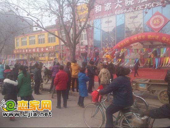 市民紛紛趕來(lái)猜燈謎