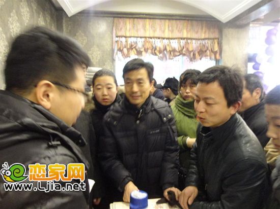 市民核對(duì)燈謎答案