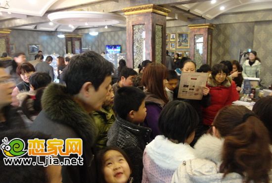 市民核對(duì)燈謎答案