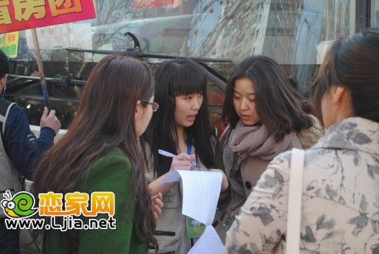 工作人員幫著簽到