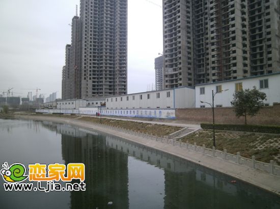 河畔規(guī)劃的商場區(qū)