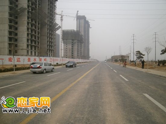 圣水湖畔南部新修的公路