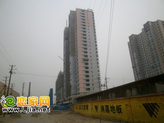 圣水湖畔1號(hào)樓在做外立面