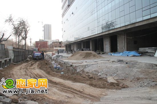 樓前廣場(chǎng)正修建排水系統(tǒng)