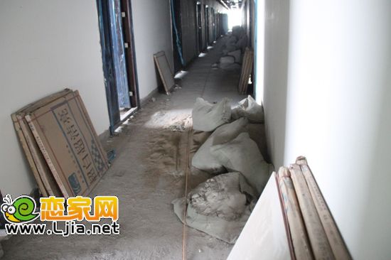 11層正在鋪設(shè)樓道地磚