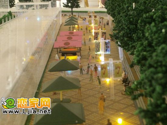 臨街商鋪前的步行街