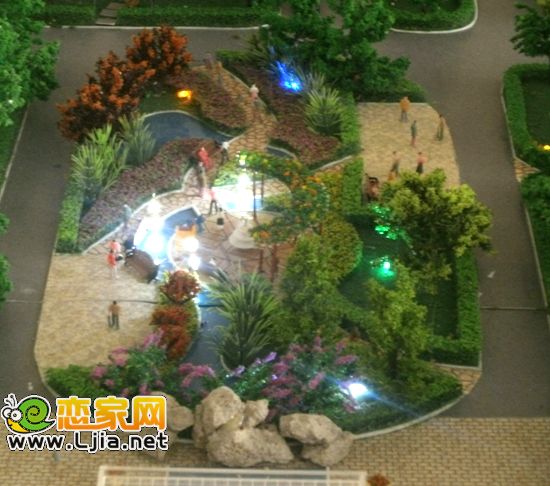 小區(qū)內(nèi)樓間水系