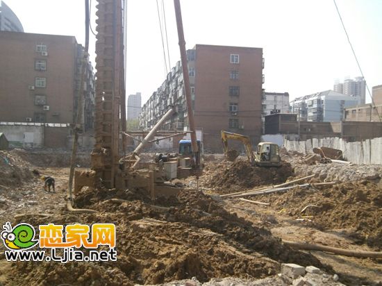 興業(yè)苑住宅樓正在打樁