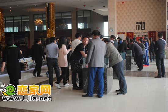 前來(lái)選房的人們