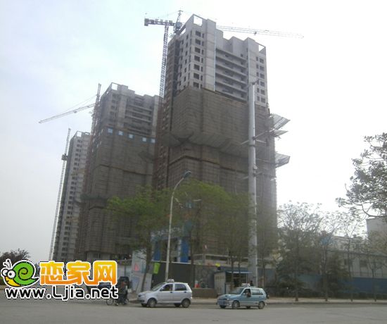 南湖花園三期正在做外立面