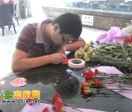 認真書寫著愿望的人們