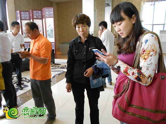 正忙著發(fā)短信的購房者