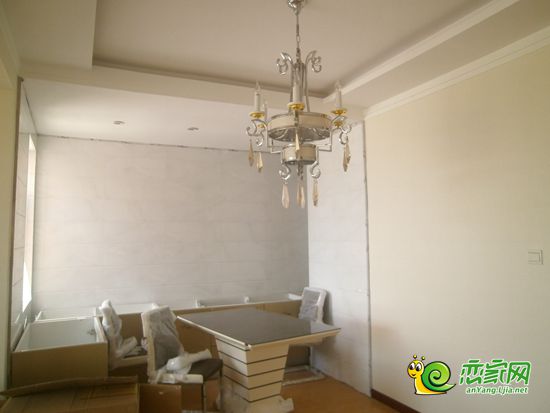 樣板間內(nèi)部 家具正在布置中
